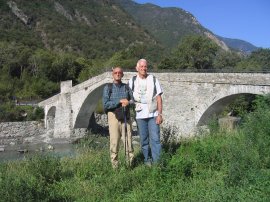Bruno e Maurizio al Ponte di Echallod (19013 bytes)